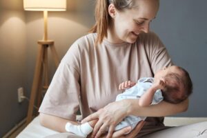 What are the advantages of using a hands-free breast pump?